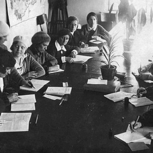 1936 год   Заведующая Сормовским РОНО Соколова Е.В. проводит семинар для заведующих отделами Сормовской районной библиотеки им. 1 Мая и библиотек других ведомств Сормовского района.Слева направо сидят: Архангельская А.А., зав. библиотеки им. 1 Мая, Елизар