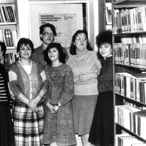 1987 год  Директор библиотеки им. 1 Мая и ЦБС Салямова Г.Н., старший библиотекарь Захаренко Л.И., библиотекари Брызгалова Т. Д., Поршина Е. А., Товсултанова Н. А.