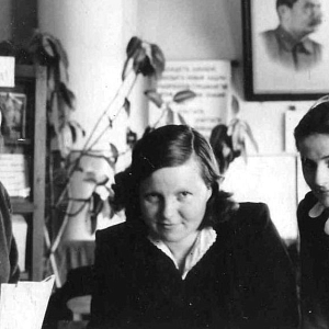 Апрель 1953 года  В читальном зале библиотеки им 1 Мая  Слева направо: Ульянцева В.Е., библиотекарь Судакова Л.А., зав. читальным залом Фирсова И., библиотекарь.