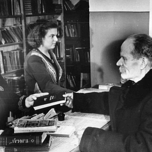 1957 год  Библиотекари абонемента им. 1 Мая Фомина З. и Щербакова А. П. обслуживают читателей.