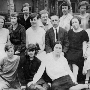 1924 год  Коллектив библиотеки им. 1 Мая. В первом ряду стоят слева направо: Илютина В.С., Соколова Е.В., Пшенисова М.Д.  Во втором ряду сидят: Соколова Н.А., Свешникова Н.Ф., Калганова Т.П., Тебякин А., Оболенская Л.А., Орлова М.И., Теплухина К.М.