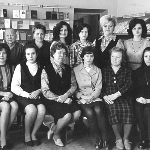 1976 год  Коллектив библиотеки им. 1 Мая. Директор ЦБС Зайцева М. А., четвертая слева в нижнем ряду.