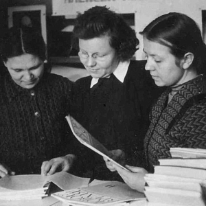 Март 1952 года  В читальном зале библиотеке им. 1 Мая  Слева направо: библиотекарь Орешина Л.П., зав. передвижным отделом Уварова Д.А., зав. читальным залом Судакова Л.А.