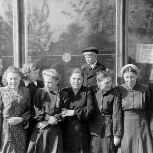 Май 1951 года  Коллектив библиотеки им. 1 Мая  Слева направо: Зайцева М.А., Щеглова И.С., Судакова Л.А., Рябинкина Т.В., Щербакова А.П., Орешина Л.П., Смагур М.И.