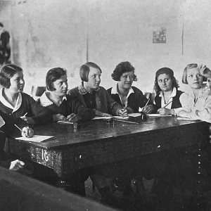 1935 год  Заведующая Сормовским РОНО Соколова Е.В.   проводит занятие на курсах повышения квалификации для заведующих отделами Сормовского района библиотеки им. 1 Мая и библиотек других ведомств Сормовского района