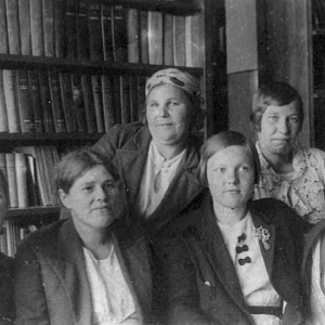 1940 год  Коллектив библиотеки им. 1 Мая: вторая слева сидит - заведующая библиотеки Соколова Н.А., третья слева стоит – Щербакова А.П., четвертая слева сидит – Судакова Л.А.