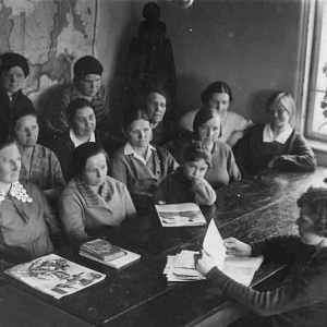 1938 год   Зав. библиотеки им. 1 Мая Архангельская А.А. проводит громкие чтения для актива библиотеки.Справа сидят: Архангельская А. А., Судакова Л. А., зав читальным залом им. 1 Мая Лисина А. Ф., сторож.