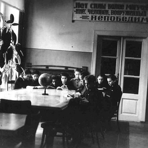 1947 год  Библиотека им 1 Мая. Занятие читательского кружка